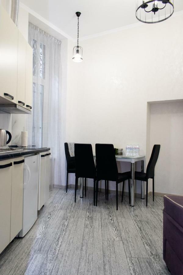 Apartment Barvy Lvova On Kostyushka St ภายนอก รูปภาพ